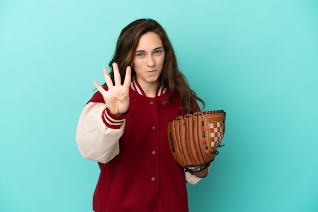Giovane donna caucasica che gioca a baseball isolata su sfondo blu felice e conta quattro con le dita