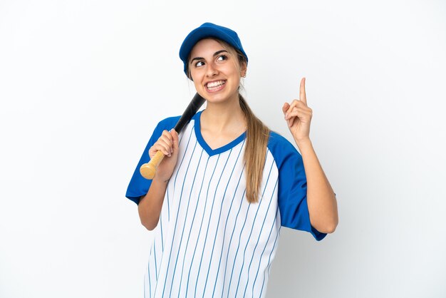 Giovane donna caucasica che gioca a baseball isolato su sfondo bianco rivolto verso l'alto una grande idea