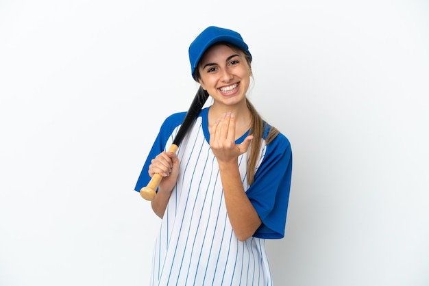 Giovane donna caucasica che gioca baseball isolato su priorità bassa bianca che invita a venire con la mano. Felice che tu sia venuto