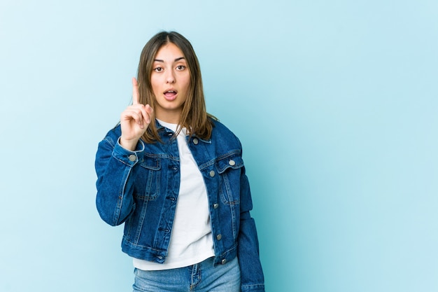 Giovane donna caucasica che ha un'idea, concetto di ispirazione.