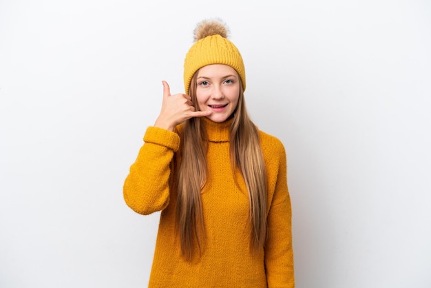 Giovane donna caucasica che indossa una giacca invernale isolata su sfondo bianco facendo il gesto del telefono Chiamami indietro segno