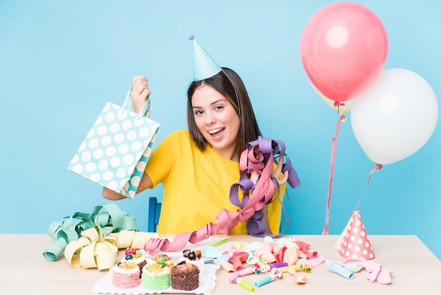 Giovane donna caucasica che prepara una festa di compleanno