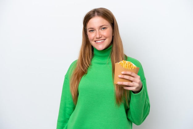 Giovane donna caucasica che tiene patatine fritte isolate su sfondo bianco sorridente molto