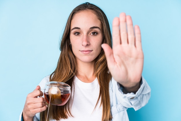 Giovane donna caucasica che tiene un tè