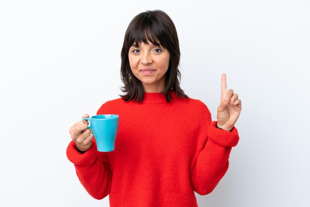 Giovane donna caucasica che tiene una tazza di caffè isolata su sfondo bianco che indica una grande idea