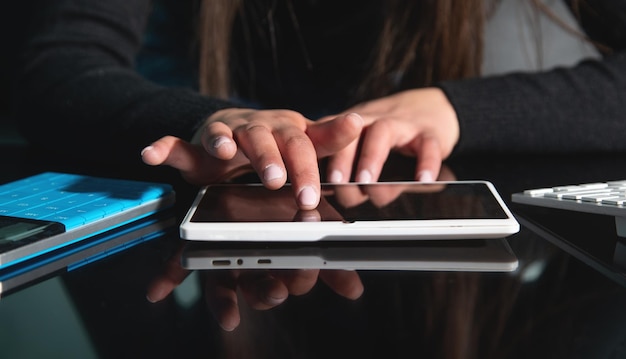 Giovane donna caucasica che usa un tablet.