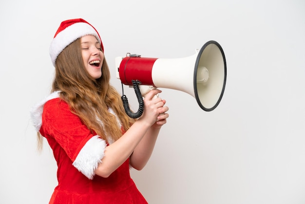 Giovane donna caucasica con abito natalizio isolato su sfondo bianco che grida attraverso un megafono