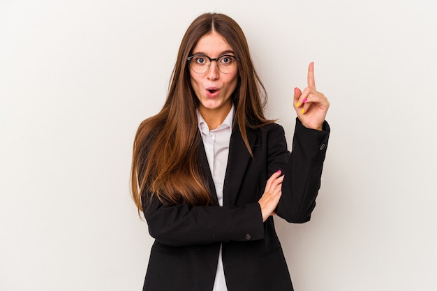 Giovane donna caucasica di affari isolata su fondo bianco che ha qualche grande idea, concetto di creatività.