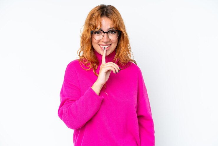 Foto giovane donna caucasica di origine isolata