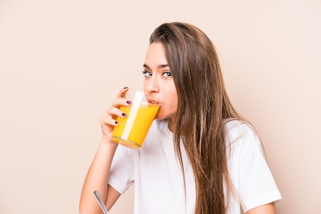 Giovane donna caucasica facendo colazione