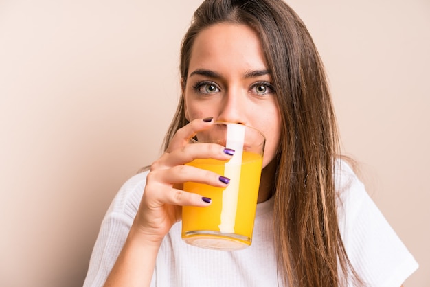 Giovane donna caucasica facendo colazione