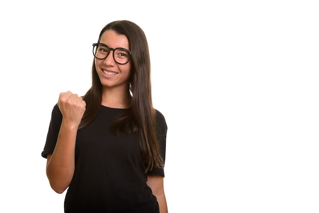 Giovane donna caucasica felice che sorride e che sembra motivata isolata su bianco