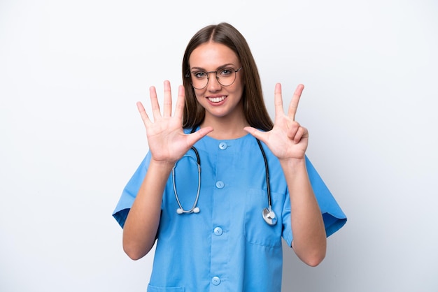 Giovane donna caucasica infermiera isolata su sfondo bianco contando otto con le dita