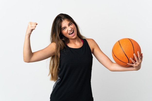 Giovane donna caucasica isolata giocando a basket