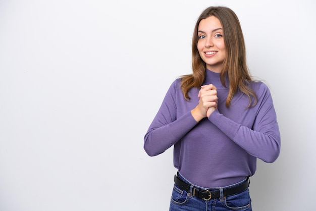 Giovane donna caucasica isolata su sfondo bianco che ride