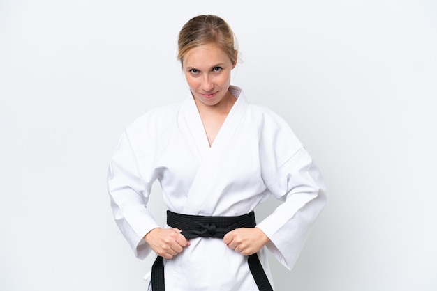 Giovane donna caucasica isolata su sfondo bianco facendo karate