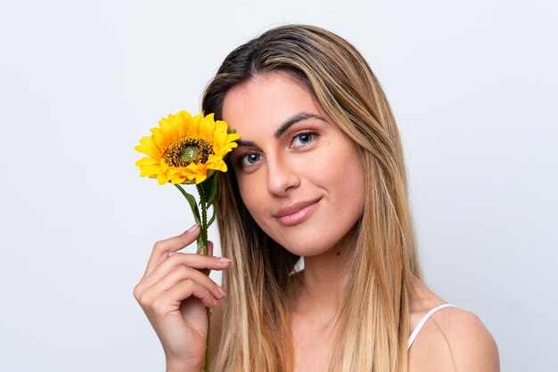 Giovane donna caucasica isolata su sfondo bianco in possesso di un girasole Close up ritratto