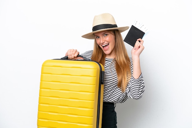 Giovane donna caucasica isolata su sfondo bianco in vacanza con valigia e passaporto