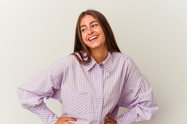 Giovane donna caucasica isolata su sfondo bianco sorridente e mostrando una forma di cuore con le mani.