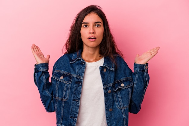 Giovane donna caucasica isolata su sfondo rosa con un'idea, un concetto di ispirazione.