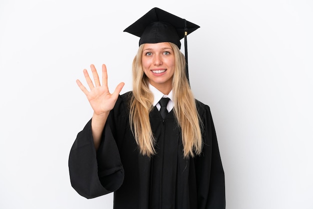Giovane donna caucasica laureata isolata su sfondo bianco contando cinque con le dita