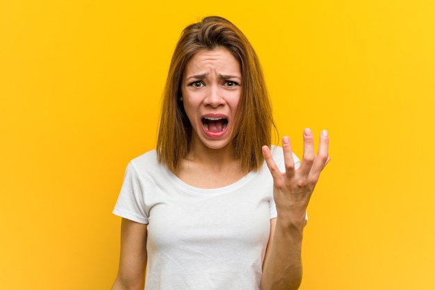 Giovane donna caucasica naturale che grida di rabbia.