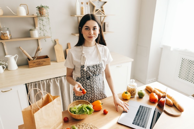 Giovane donna caucasica nella cucina moderna