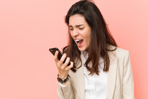 Giovane donna caucasica, parlando al telefono