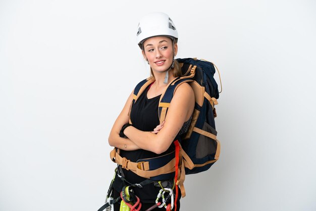 Giovane donna caucasica scalatore di roccia isolata su sfondo bianco con le braccia incrociate e felice