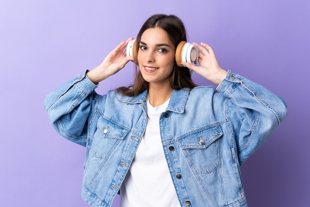 Giovane donna caucasica sulla musica d'ascolto viola