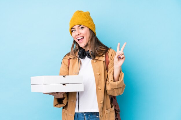 Giovane donna caucasica tenendo la pizza