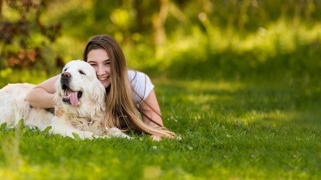 Giovane donna che abbraccia il suo cane con lo spazio della copia