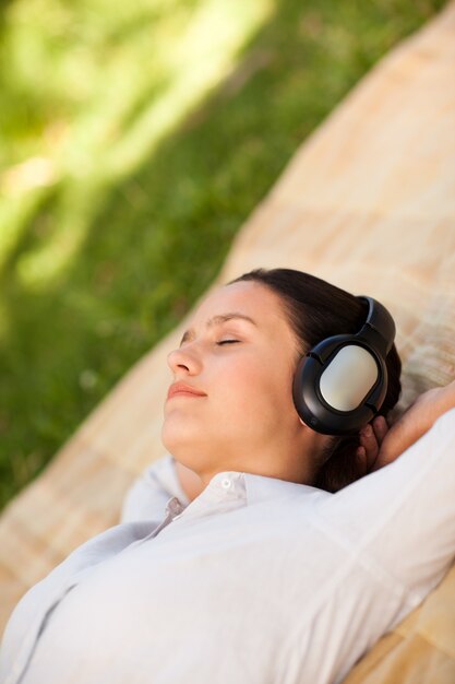 Giovane donna che ascolta la musica