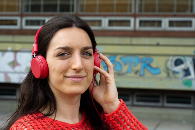 Giovane donna che ascolta la musica