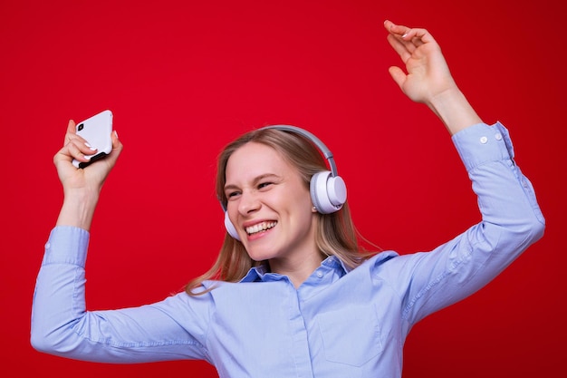 Giovane donna che balla alla musica dal suo telefono