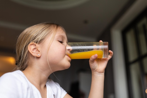 Giovane donna che beve acqua