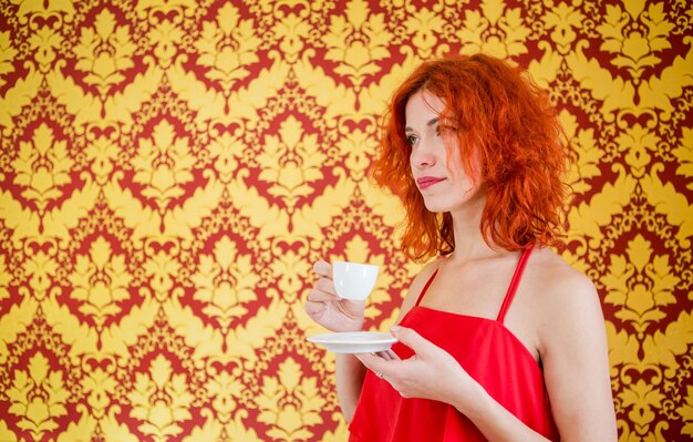 Giovane donna che beve una tazza di caffè