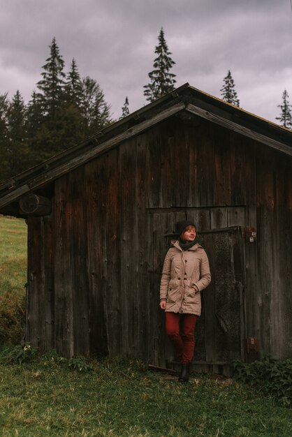 Giovane donna che cammina in montagna