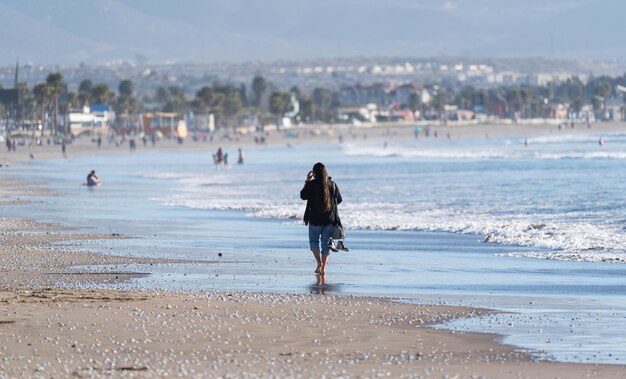 giovane donna che cammina sulla spiaggia di Coquimbo