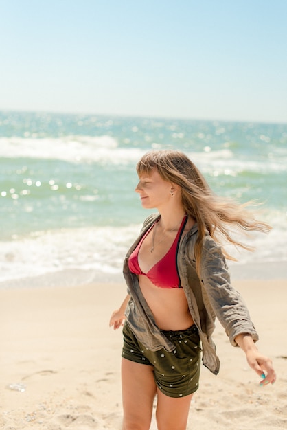 giovane donna che cammina sulla spiaggia