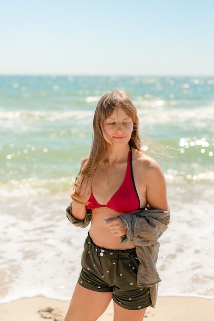 giovane donna che cammina sulla spiaggia