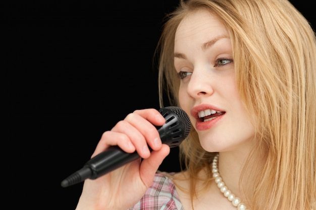 Giovane donna che canta