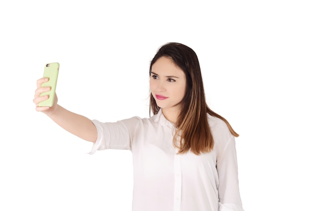 Giovane donna che cattura selfie con smartphone