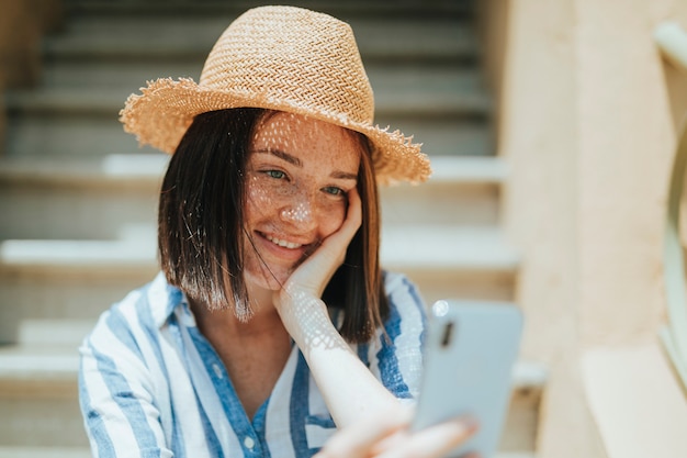 Giovane donna che cattura un selfie all&#39;aperto