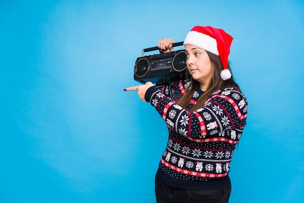 Giovane donna che celebra il giorno di Natale