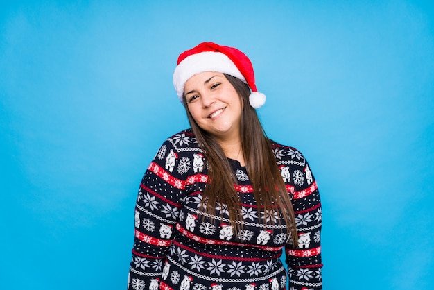 Giovane donna che celebra il giorno di Natale