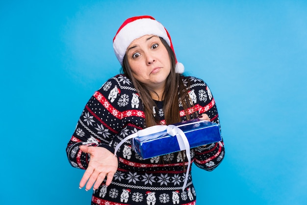 Giovane donna che celebra il giorno di Natale