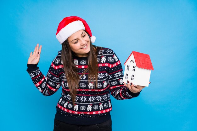 Giovane donna che celebra il giorno di Natale