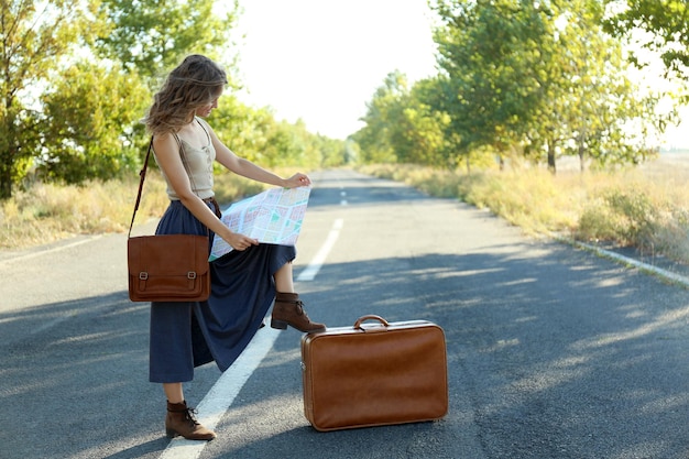 Giovane donna che cerca la direzione sulla mappa