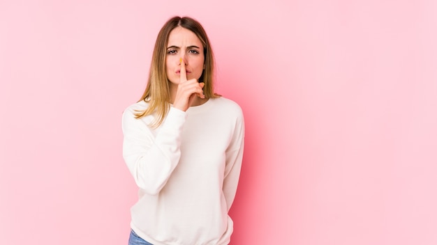 Giovane donna che chiede silenzio